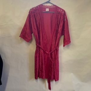 Vintage short satin robe with tie lace accents